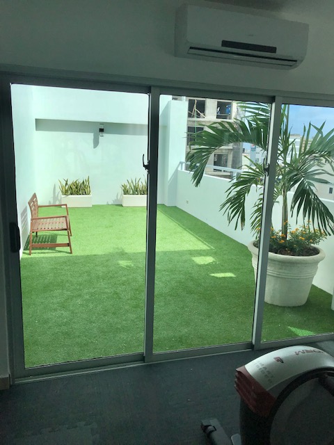 Moderno apartamento amueblado con sala-comedor, cocina, 1 habitación con baño privado, ½ baño de visita, 1 parqueo. Áreas sociales: terrazas para actividades y gimnasio. Ubicación privilegiada, cerca de Don Pepe, La Dolcerie, Loretta, Blue Mall y supermercados.