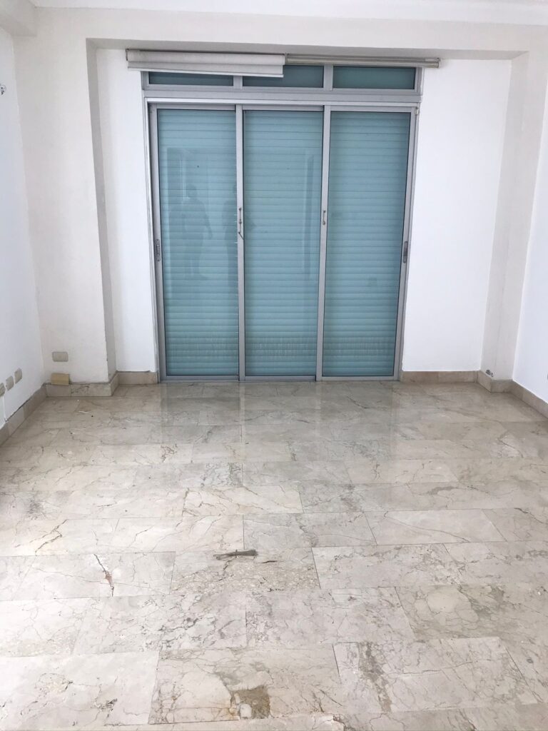 Pent-house de lujo con 420 m²: balcón, estudio, family room, sala, comedor, cocina, 3.5 baños, cuarto de música, servicio, closet ropa blanca, área de lavado, 3 parqueos, jacuzzi, gazebo, ascensor, shutters, gas común e intercom.