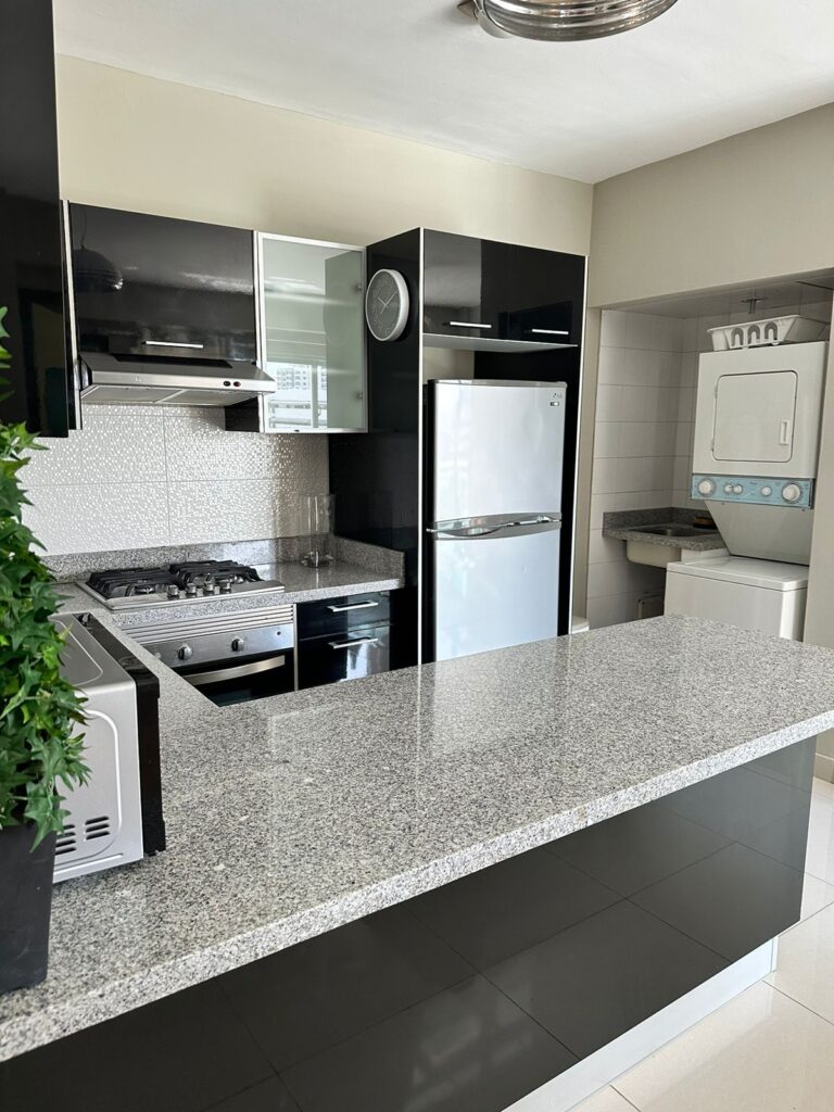 Moderno apartamento amueblado con sala-comedor, cocina, 1 habitación con baño privado, ½ baño de visita, 1 parqueo. Áreas sociales: terrazas para actividades y gimnasio. Ubicación privilegiada, cerca de Don Pepe, La Dolcerie, Loretta, Blue Mall y supermercados.
