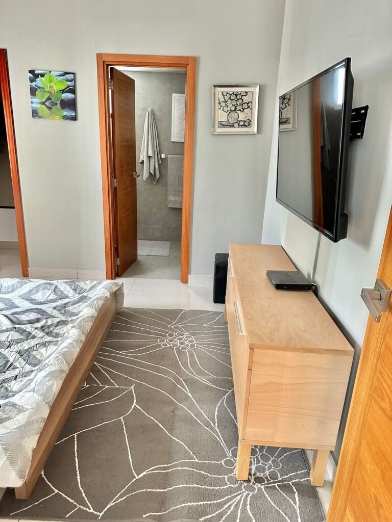 Moderno apartamento amueblado con sala-comedor, cocina, 1 habitación con baño privado, ½ baño de visita, 1 parqueo. Áreas sociales: terrazas para actividades y gimnasio. Ubicación privilegiada, cerca de Don Pepe, La Dolcerie, Loretta, Blue Mall y supermercados.