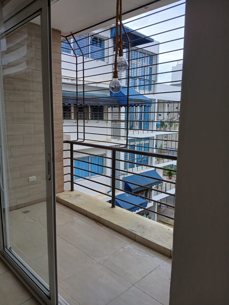 Ubicado en 4to piso sin ascensor, este pent-house ofrece: balcón, sala, comedor, cocina, 3 baños, terraza privada, cuarto de servicio con baño, 2 parqueos paralelos, portón eléctrico y vigilancia 24 horas.