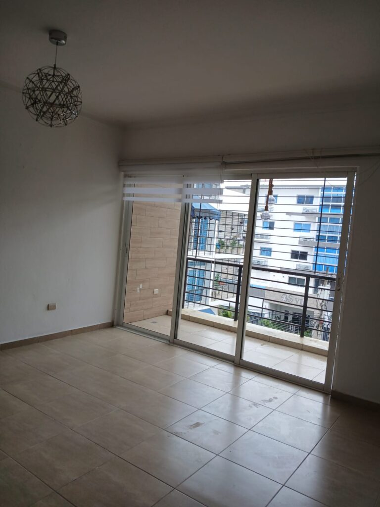 Ubicado en 4to piso sin ascensor, este pent-house ofrece: balcón, sala, comedor, cocina, 3 baños, terraza privada, cuarto de servicio con baño, 2 parqueos paralelos, portón eléctrico y vigilancia 24 horas.