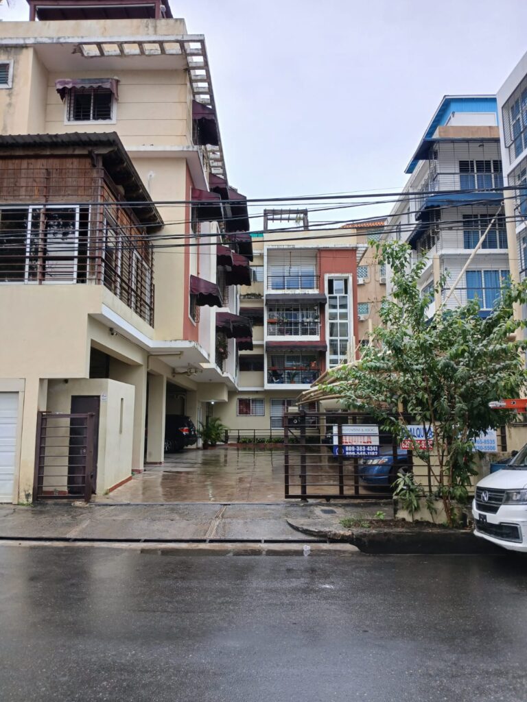 Ubicado en 4to piso sin ascensor, este pent-house ofrece: balcón, sala, comedor, cocina, 3 baños, terraza privada, cuarto de servicio con baño, 2 parqueos paralelos, portón eléctrico y vigilancia 24 horas.