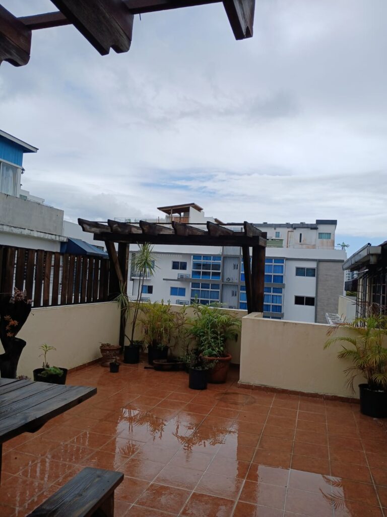 Ubicado en 4to piso sin ascensor, este pent-house ofrece: balcón, sala, comedor, cocina, 3 baños, terraza privada, cuarto de servicio con baño, 2 parqueos paralelos, portón eléctrico y vigilancia 24 horas.