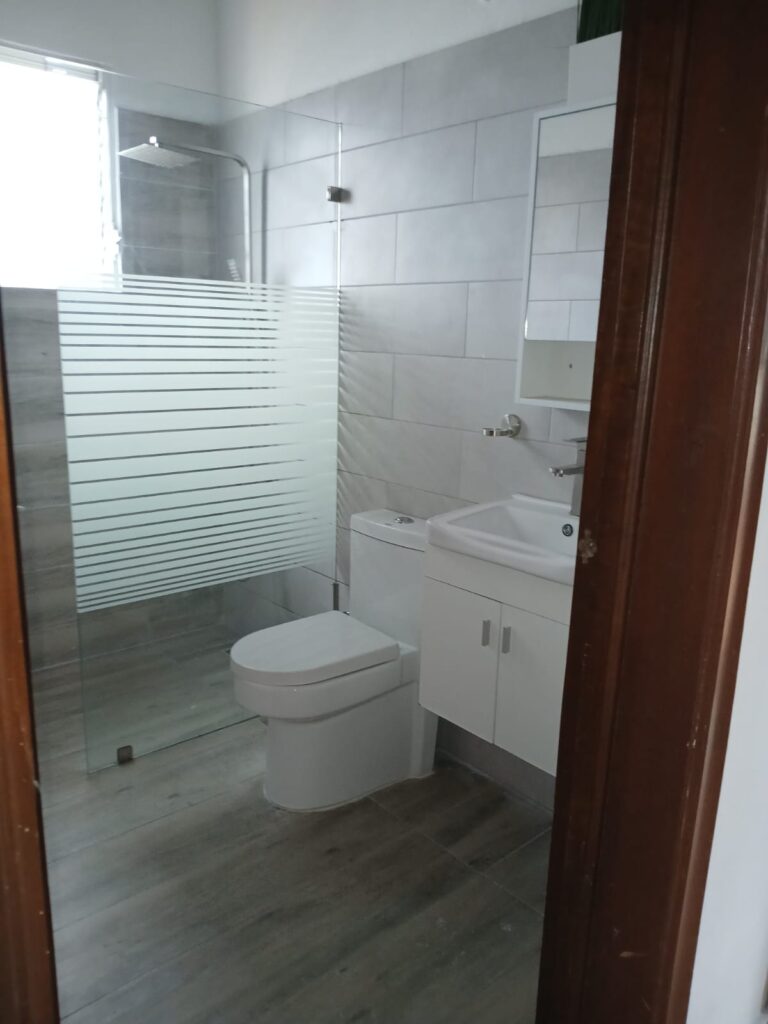 Ubicado en 4to piso sin ascensor, este pent-house ofrece: balcón, sala, comedor, cocina, 3 baños, terraza privada, cuarto de servicio con baño, 2 parqueos paralelos, portón eléctrico y vigilancia 24 horas.
