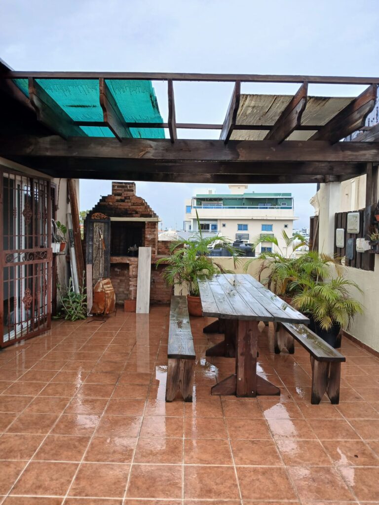 Ubicado en 4to piso sin ascensor, este pent-house ofrece: balcón, sala, comedor, cocina, 3 baños, terraza privada, cuarto de servicio con baño, 2 parqueos paralelos, portón eléctrico y vigilancia 24 horas.