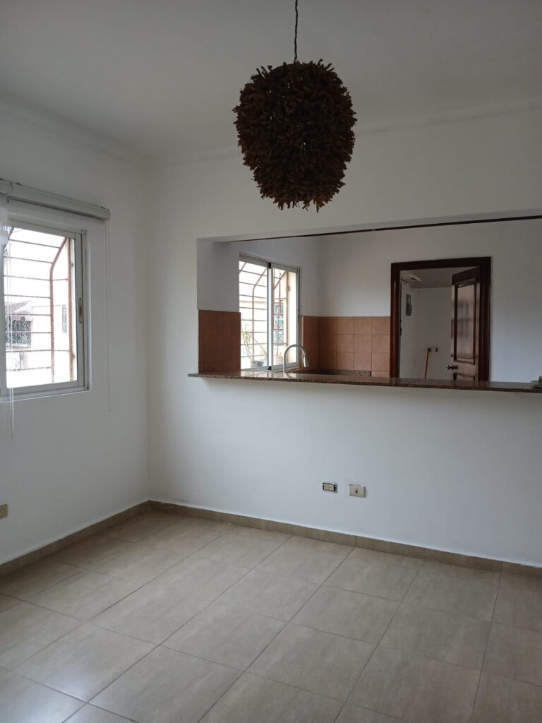 Ubicado en 4to piso sin ascensor, este pent-house ofrece: balcón, sala, comedor, cocina, 3 baños, terraza privada, cuarto de servicio con baño, 2 parqueos paralelos, portón eléctrico y vigilancia 24 horas.