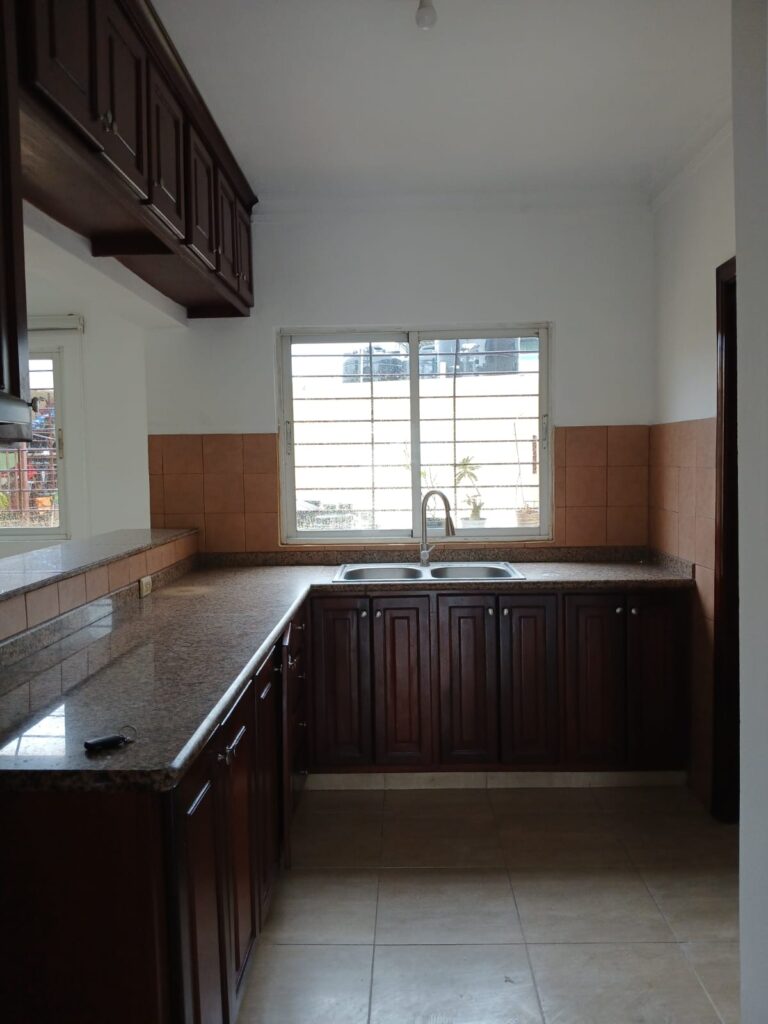 Ubicado en 4to piso sin ascensor, este pent-house ofrece: balcón, sala, comedor, cocina, 3 baños, terraza privada, cuarto de servicio con baño, 2 parqueos paralelos, portón eléctrico y vigilancia 24 horas.