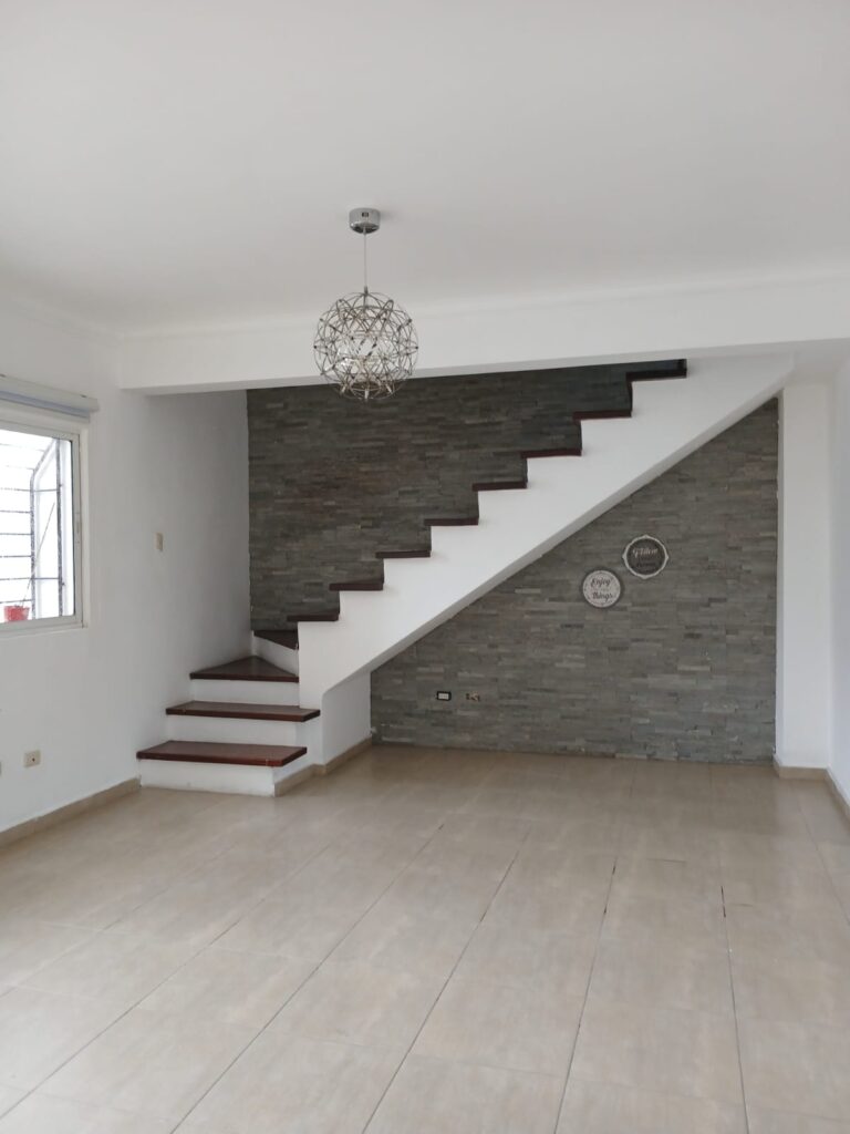 Ubicado en 4to piso sin ascensor, este pent-house ofrece: balcón, sala, comedor, cocina, 3 baños, terraza privada, cuarto de servicio con baño, 2 parqueos paralelos, portón eléctrico y vigilancia 24 horas.